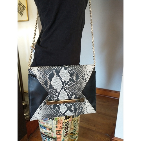 Snake Print Crossbody/Clutch With Gold Hardware. - Picture 5 of 7
